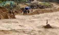 Video chiến sĩ công an lao vào dòng nước lũ cứu dân
