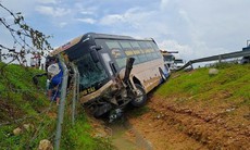 Xe khách chở 20 người húc đổ dải phân cách, lao xuống mương nước trên cao tốc