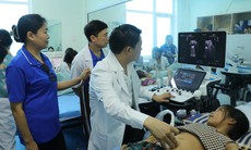 Thầy thuốc Bệnh viện Phụ sản TW khám bệnh, tặng quà tri ân người có công ở Quảng Trị