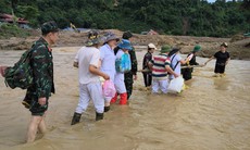 Sau lũ quét, Giám đốc Sở Y tế Điện Biên về bản cùng dân phòng dịch