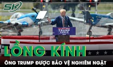 Ông Trump được bảo vệ sau lớp kính chống đạn khi vận động tranh cử ngoài trời sau vụ ám sát hụt