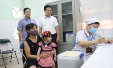 Phụ huynh TPHCM phấn khởi đưa trẻ đi tiêm vaccine sởi trong ngày đầu tiên của chiến dịch