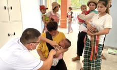 Cán bộ y tế gùi vaccine vào tận bản xa để tiêm cho trẻ nhỏ và phụ nữ mang thai