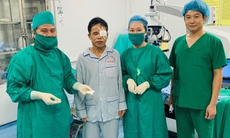 Phẫu thuật lấy dị vật mảnh thủy tinh trong mắt người đàn ông