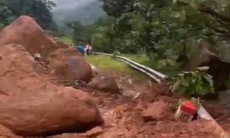 Đèo Tà Pứa sạt lở sau mưa, khối đất đá lớn tràn xuống chắn ngang đường
