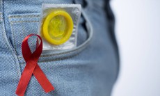 Sử dụng bao cao su đúng cách ngừa lây truyền HIV