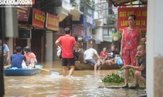 Nước rút dần, người dân ở 'rốn lũ' Hoàn Kiếm tất bật dọn dẹp, chở đồ đạc về nhà