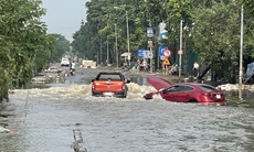 Hết mưa, ô tô vẫn 'bơi' giữa đường gom đại lộ Thăng Long