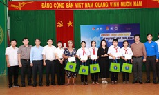 Khám, tư vấn sức khoẻ miễn phí, tặng quà 300 người dân hoàn cảnh khó khăn ở Bình Định