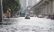 Hà Nội ngập sâu, ùn tắc nghiêm trọng trên nhiều tuyến phố sau mưa lớn