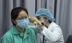 Đang lấy ráy tai bất ngờ chồng quay sang ôm, cô gái bị thủng màng nhĩ