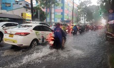 Mưa lớn kết hợp triều cường, nhiều tuyến phố ở TPHCM ngập sâu, người dân đi lại khó khăn