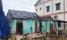 Lốc xoáy làm tốc mái hàng chục nhà dân
