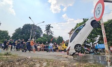 Trục vớt xe ô tô bị rơi xuống nước tại khu vực Bến Vôi