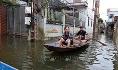 Nước vẫn ngập sâu, đời sống người dân nhiều nơi ở Mỹ Đức (Hà Nội) gặp khó khăn