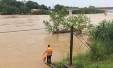 Bị nước lũ sông Mã cuốn trôi 2 km, người đàn ông may mắn thoát chết