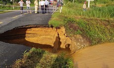 Cấm phương tiện qua lại trên tuyến đường xuất hiện hố tử thần ở Lâm Đồng