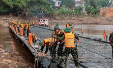 Đang lắp đặt cầu phao Phong Châu