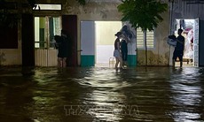 Nước sông Hồng tại Yên Bái dâng cao, nhiều nhà dân bị ngập sâu