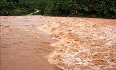 Lũ cuốn trôi xe khách và xe con ở Cao Bằng