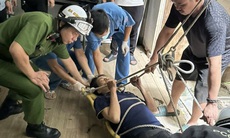 Cứu người bị thương mắc kẹt trên mái nhà