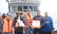 Hết lương thực khi đang trên biển, 14 ngư dân được tàu Hải quân hỗ trợ
