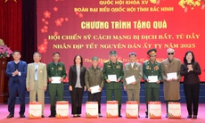 Bộ trưởng Đào Hồng Lan và Đoàn ĐBQH Bắc Ninh trao quà chúc Tết các Chiến sĩ cách mạng bị địch bắt, tù đày