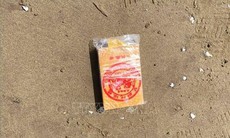 Phát hiện nhiều vật thể nghi ma túy trôi dạt vào bãi biển Trà Vinh