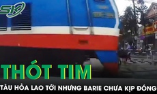 Thót tim cảnh tàu hỏa lao tới nhưng barie chưa kịp đóng vì nhân viên kéo gác chắn chậm