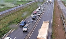 Nhiều tài xế chưa làm tài khoản VETC, cao tốc Diễn Châu - Bãi Vọt ùn tắc cục bộ