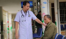 Con trai của vợ chồng thương binh trở thành bác sĩ chăm sóc sức khoẻ cho đồng đội bố mẹ mình