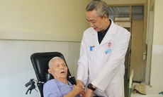 Chủ quan không kiểm tra sau ngã, cụ ông 100 tuổi bị máu tụ dưới màng cứng 