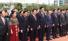 Đoàn đại biểu Đại hội Đảng bộ Nghệ An dâng hoa, báo công với Bác Hồ
