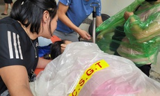 Hà Nội: CSGT nhường áo mưa, đưa 2 bệnh nhi qua điểm ngập chuyển viện cấp cứu