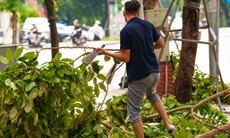 Sau cơn mưa lớn, người dân bắt tay vào dọn nhà