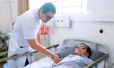 Tự ý mua thuốc về uống, 2 người dân bị sốc phản vệ