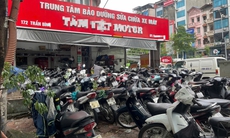 Mưa lớn biến phố thành sông, cửa hàng sửa xe Hà Nội ‘vỡ trận’ vì quá tải