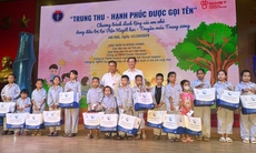 Thứ trưởng Bộ Y tế Nguyễn Tri Thức thăm, động viên và tặng quà bệnh nhi dịp Tết Trung thu