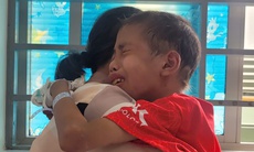 Sức khỏe của bé trai bị suy giảm miễn dịch yếu hơn, vẫn cần sự trợ giúp của cộng đồng