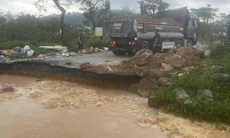 Hàng trăm người nỗ lực vá bờ sông Vinh ngăn nước lũ tràn vào khu đô thị