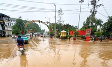 Sau lũ, bùn và rác ngập ngụa trên các phố của Lào Cai