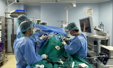 Lần đầu tiên tại Việt Nam phẫu thuật thành công khối phình khổng lồ động mạch thận có ghép thận tự thân