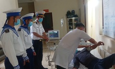 Quân y đảo Trường Sa điều trị cho ngư dân bị sốt virus, có dấu hiệu bội nhiễm phổi