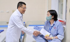 Bệnh viện K trao 235 triệu hỗ trợ người bệnh chịu thiệt hại sau bão số 10,11