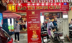 Giá vàng ngày 13/10 tăng, người dân đổ đi mua, nhiều cửa hàng treo biển 'tạm hết hàng'!