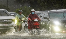 Hà Nội lại mưa lớn đúng giờ cao điểm, Trung Bộ và Nam Bộ có mưa rào rải rác