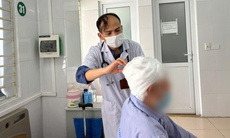 Đầu lở loét, chảy mủ vì tin lời người quen đắp lá chữa zona thần kinh