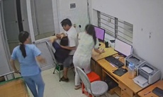 Video người đàn ông xông vào phòng cấp cứu, cầm bút đe dọa 'chọc vào mặt' bác sĩ