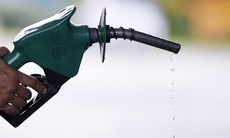 Giá dầu giảm xuống đáy 5 tháng do căng thẳng thương mại Mỹ - Trung