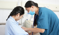 Bác sĩ cứu sống mẹ con sản phụ rau bong non trong đêm